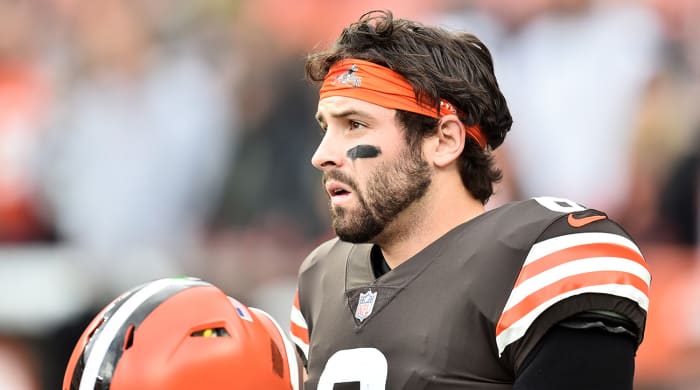 Cleveland Browns quarterback Baker Mayfield (6) warms up before the game between the Browns and the Arizona Cardinals.